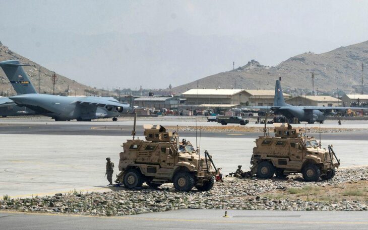 U.S. Army soldiers assigned to the 82nd Airborne Division patrol Hamid Karzai International Airport in Kabul, Afghanistan August 17, 2021. Picture taken August 17, 2021. U.S. Air Force/Senior Airman Taylor Crul/Handout via REUTERS/File Photo