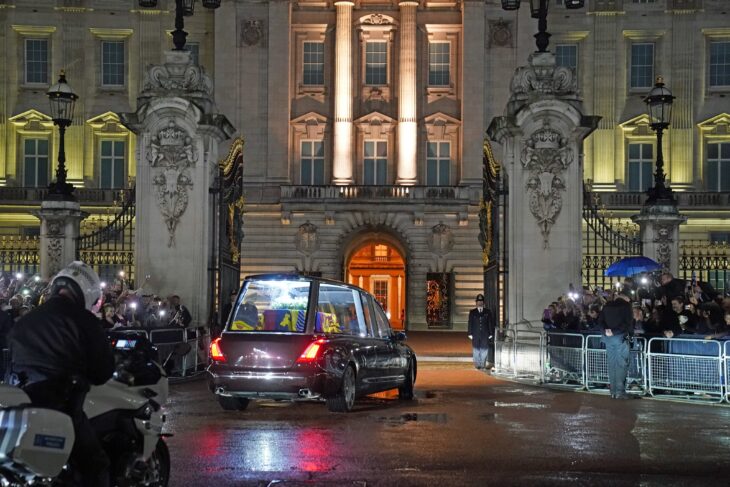 Queen's Coffin Arrives At Buckingham Palace As Huge Crowds Line London ...